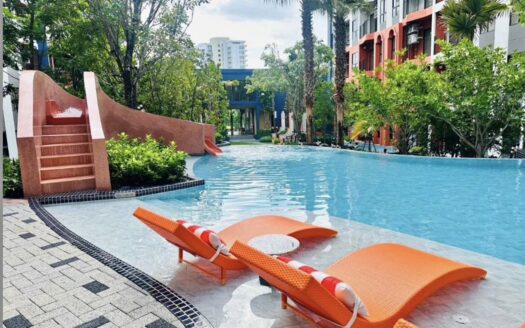 BRAND NEW UNIT 2 min to the beach