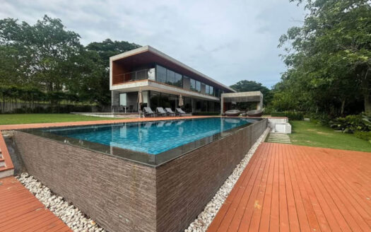 Exquisite Golf Course View Residence