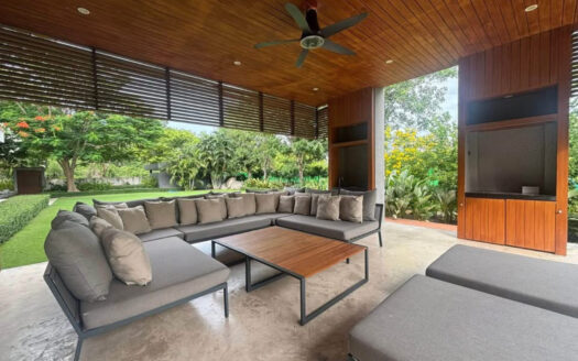 Exquisite Golf Course View Residence