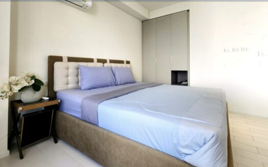 Beachfront 3 Br condo Veranda