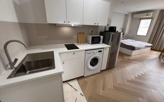 Quiet & Breezy Corner Studio with Pool View