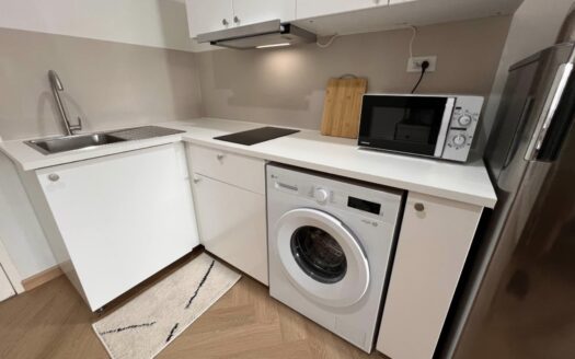 Quiet & Breezy Corner Studio with Pool View