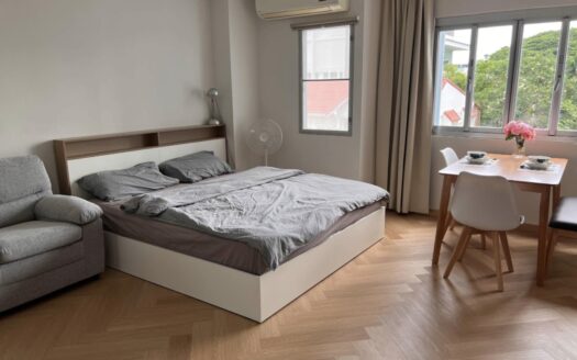 Quiet & Breezy Corner Studio with Pool View