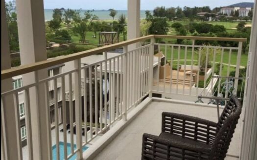 2 bedroom with a Golf view