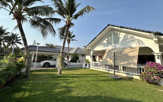 Lovely Spacious House with a Large Garden & Covered BBQ Area 🌴